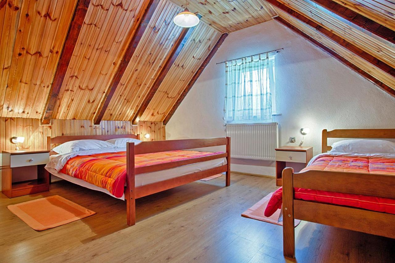Andrea In Sertic Poljana - Haus Fuer 6 Personen Plitvicka Jezera Bagian luar foto
