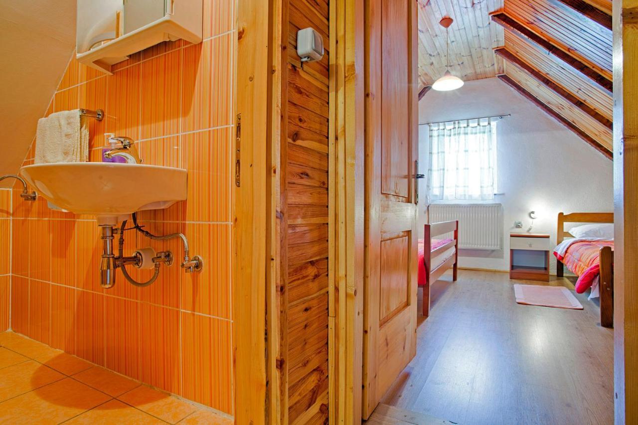 Andrea In Sertic Poljana - Haus Fuer 6 Personen Plitvicka Jezera Bagian luar foto