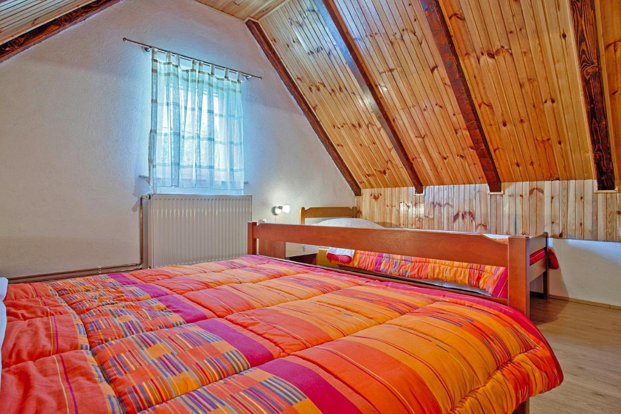Andrea In Sertic Poljana - Haus Fuer 6 Personen Plitvicka Jezera Bagian luar foto